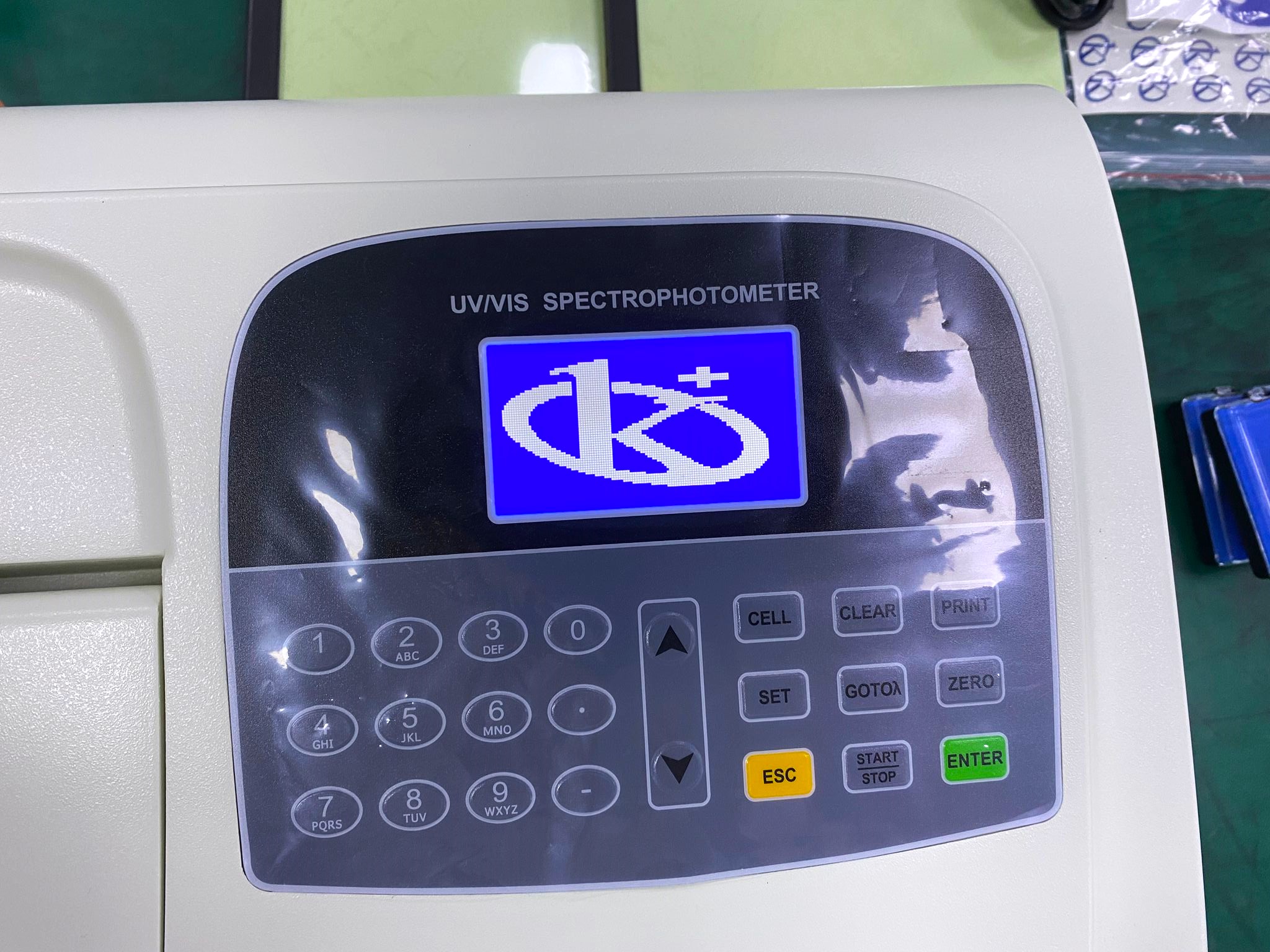 How does a spectrophotometer work?